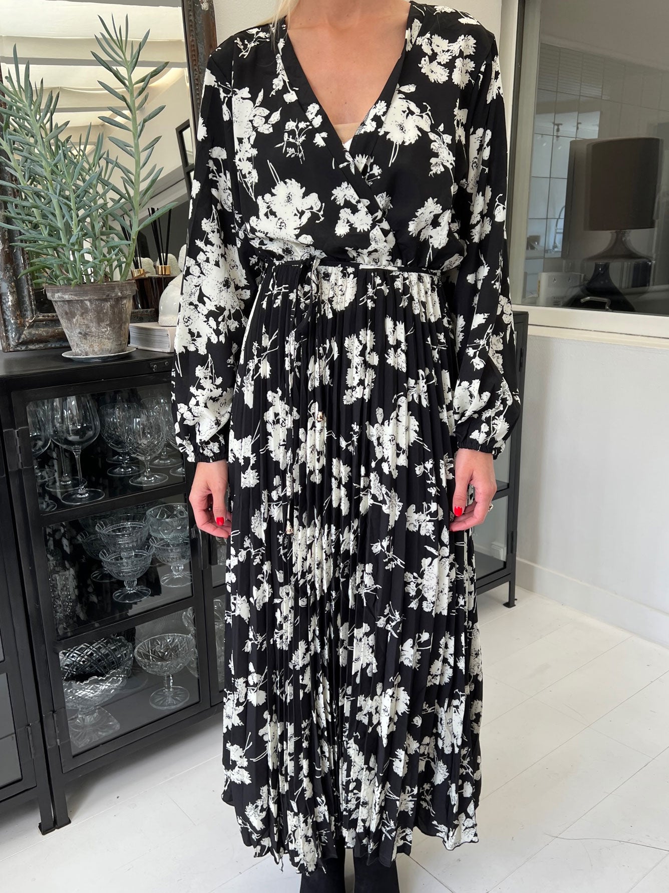 Marcella - Lång plus size klänning med veckad kjol